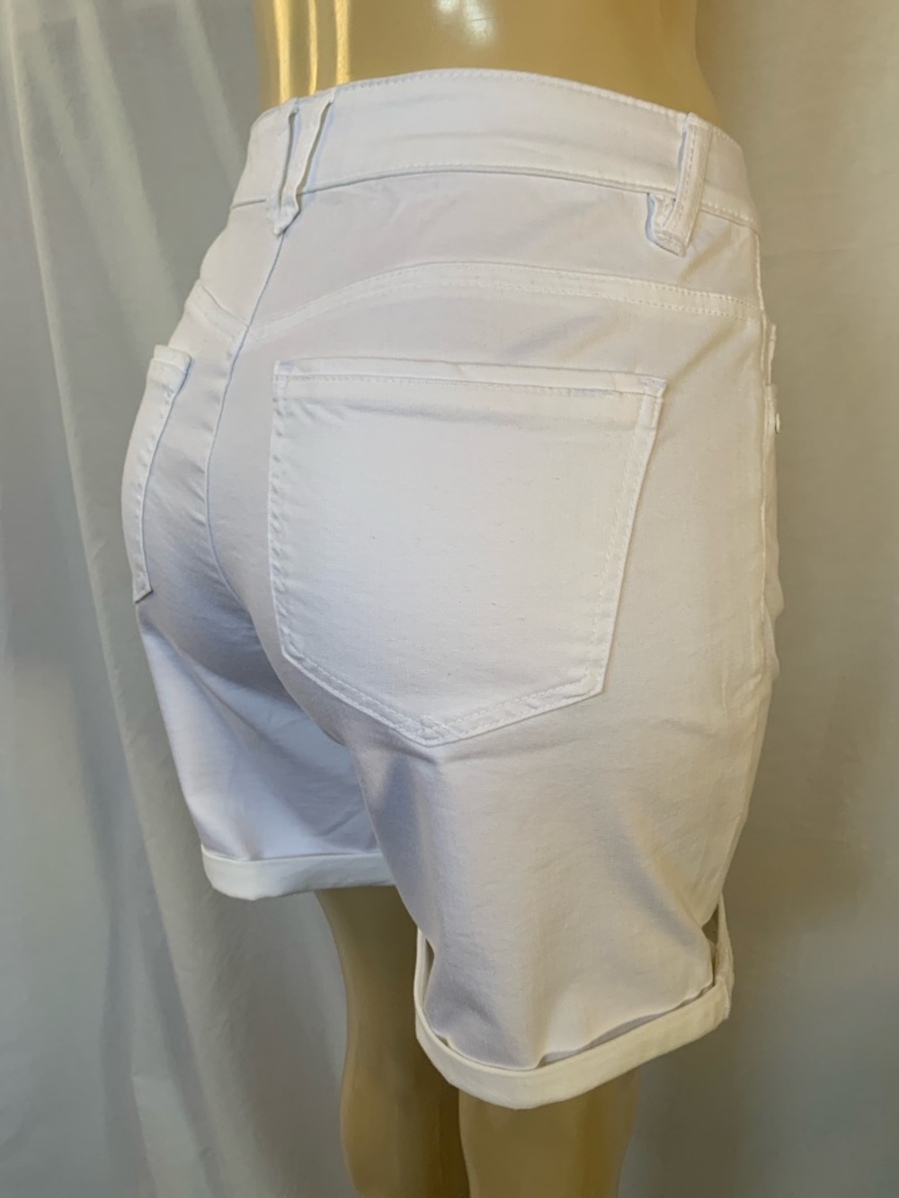 DEMOCRACY Jeans Women's Tummy Control Size 18W White Bermuda Shorts Cuffed Hems